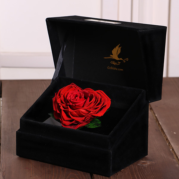 جعبه گل لاوین مشکی با گل رز جاودان قلبی قرمز کینگ