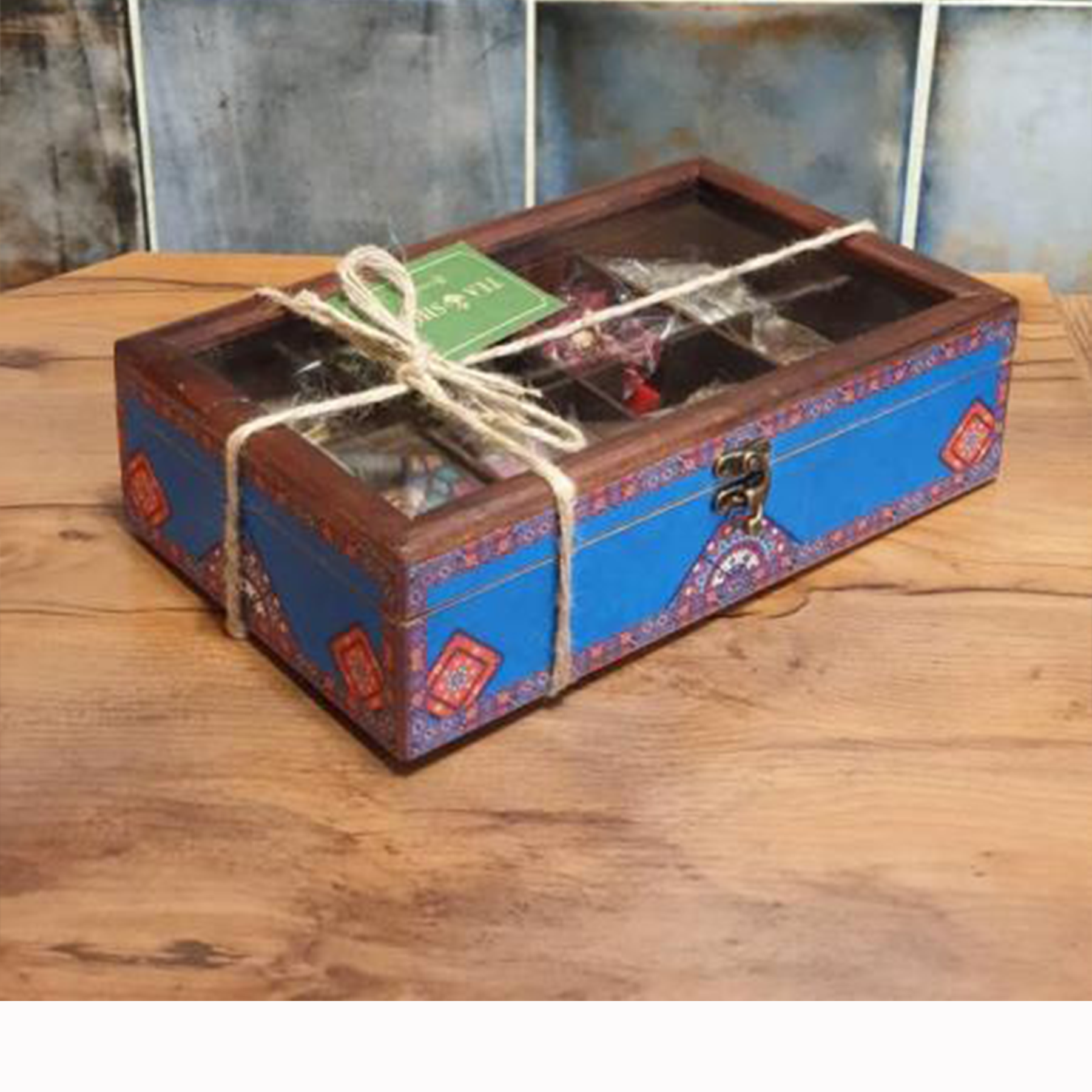 جعبه هدیه چوبی شیشه ای ۸ خانه طرح جوان (جعبه با دمنوش)